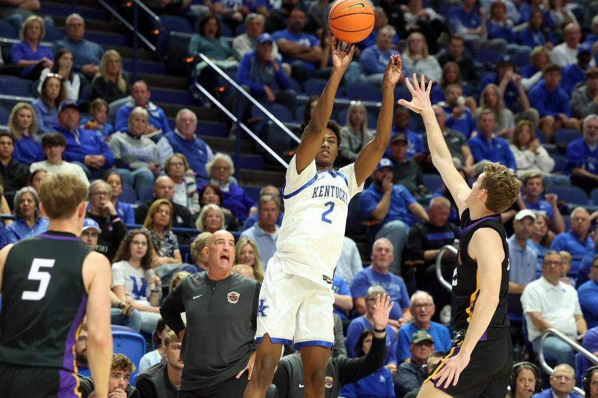 Kentucky’s Jaxson Robinson (2) shoots over the Minnesota State defense at Rupp Arena on Tuesday.
