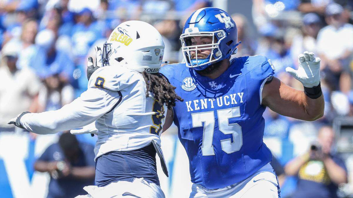 A transfer from Arkansas, Kentucky offensive guard Joshua Braun (75) has “been a great addition and a very good player,” Mark Stoops said.