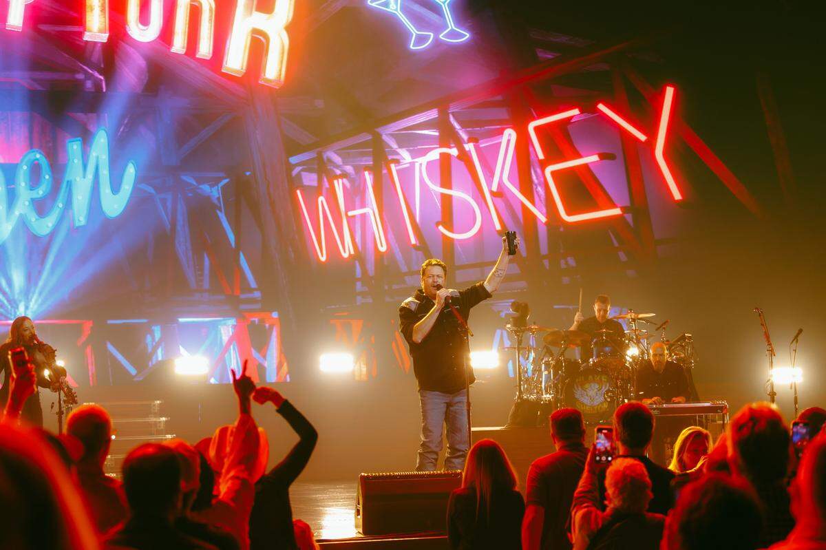 Blake Shelton previewed his new Friends & Heroes tour with a six-show run (over 11 nights) at The Colosseum at Caesar’s Palace in Las Vegas. He’ll kick it off in Lexington at Rupp Arena on Feb. 27.