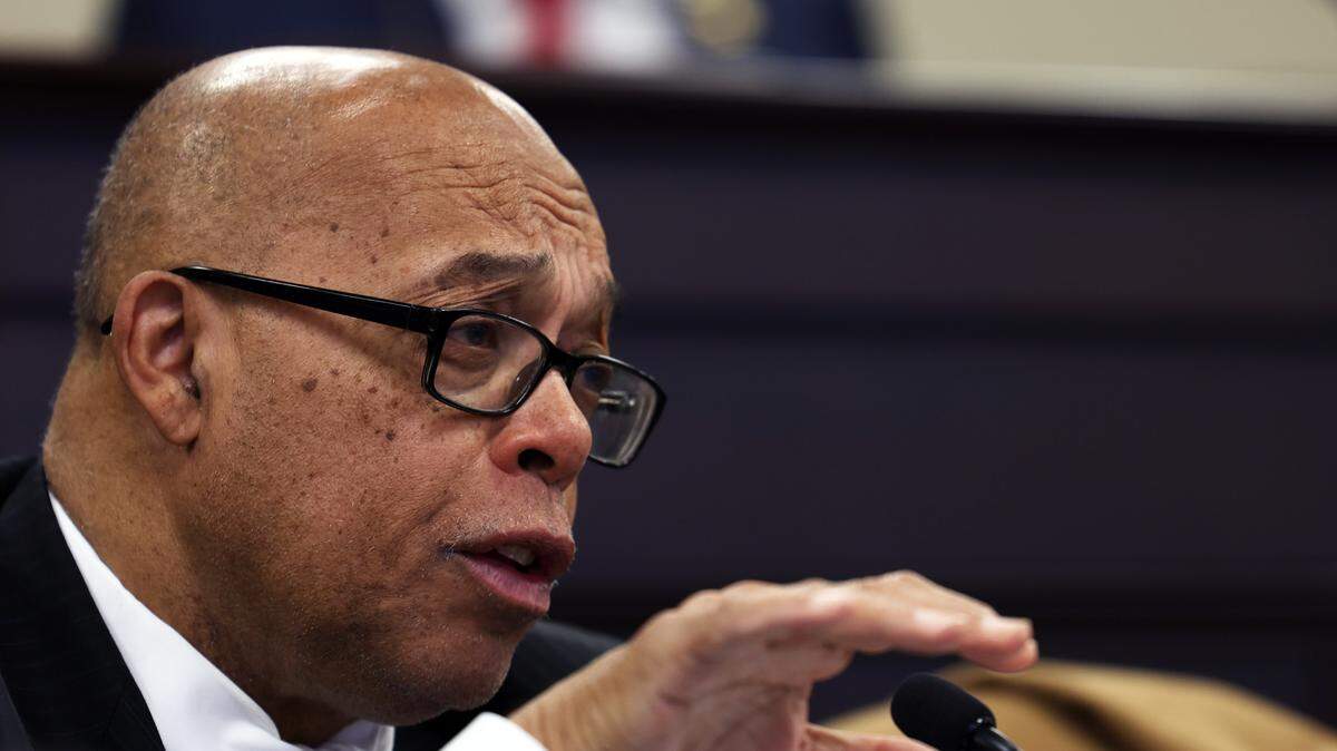FRANKFORT, Feb. 6 – Senate Minority Caucus Chair Reginald L. Thomas, D-Lexington, speaks on Senate Bill 73, an act related to sexual extortion, during Thursday’s Senate Committee on Judiciary meeting.
