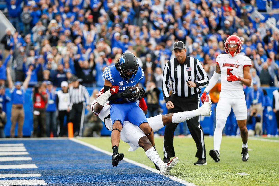 Kentucky’s Dane Key (6) catches a pass for a touchdown against Louisville on Saturday. The freshman wide receiver tied running back Chris Rodriguez for the team lead with six TDs this season.