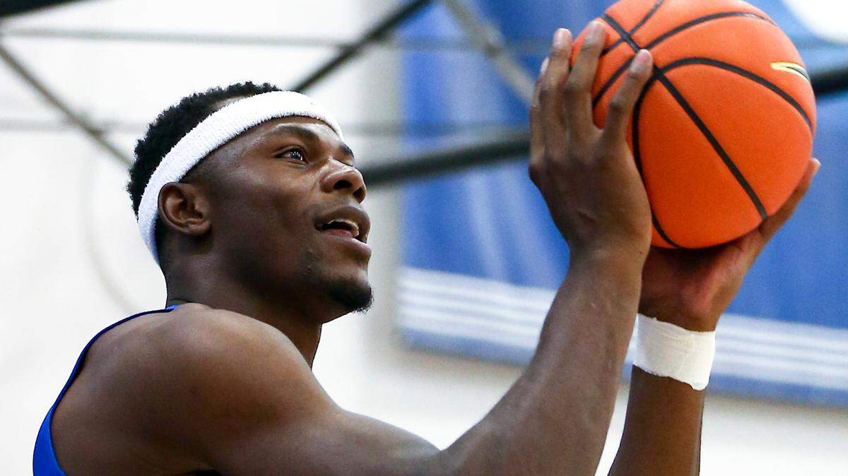 Oscar Tshiebwe puts up a shot during a Kentucky basketball practice this preseason.