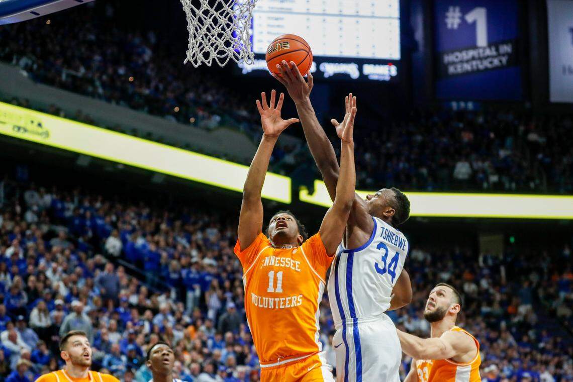 Kentucky’s Oscar Tshiebwe (34) competes against Tennessee’s Tobe Awaka (11) on Saturday.