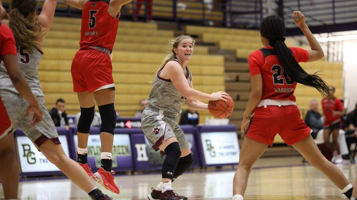 Campbellsville’s Courtney Pritchett attempted to make a pass while under pressure from Rochester (Mich.) defenders during Friday’s opening-round NAIA victory in Bowling Green.