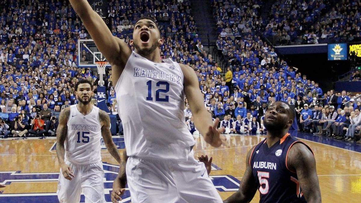 Kentucky forward Karl-Anthony Towns scored in the first half against Auburn. He finished with 19 points and 10 rebounds.