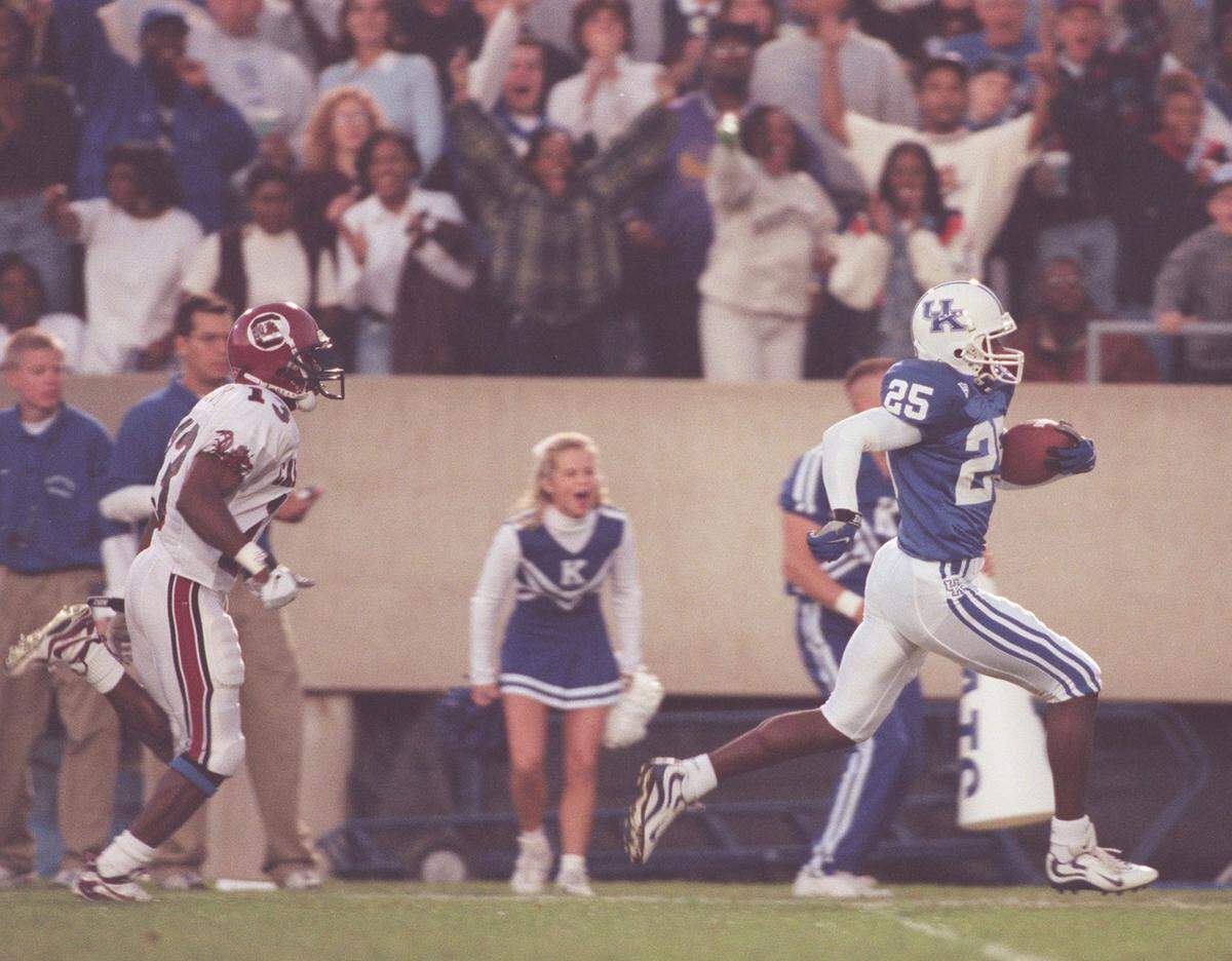 Quentin McCord headed toward the end zone on an 80-yard touchdown run on an end-around on the first play from scrimmage during Kentucky’s 33-28 win over South Carolina at Commonwealth Stadium in 1998. McCord died Aug. 13 at age 42.