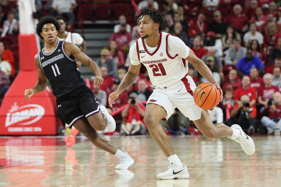 D.J. Wagner (21) contributed seven points and two assists to Arkansas’ season-opening victory over Lipscomb.