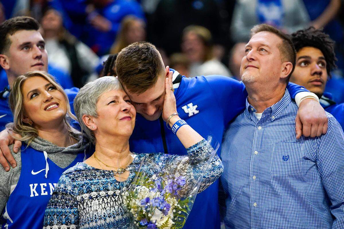 Kentucky’s Nate Sestina hugged his sister, Kristin, his mother, Ricki, and his father, Don, during Tuesday’s Senior Night ceremony in Rupp Arena.