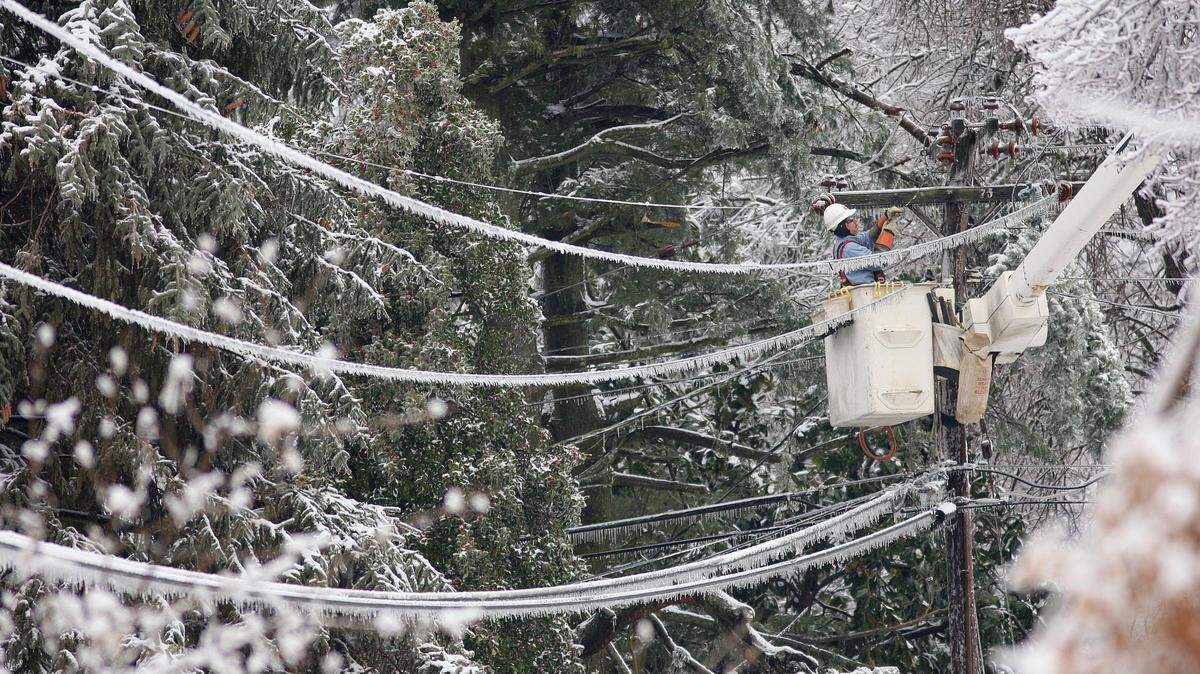 See a downed power line? Leave it alone, Kentucky Utilities says. How to report it