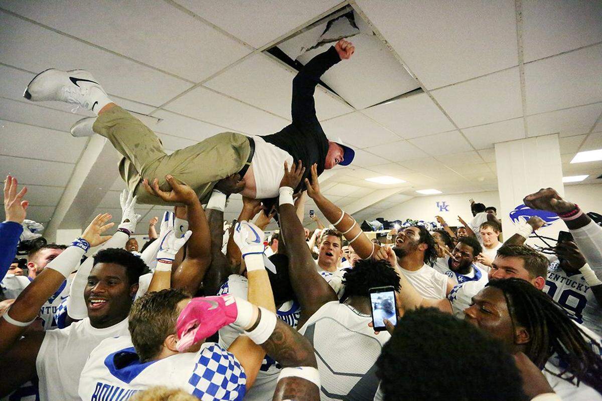 Kentucky Coach Mark Stoops celebrated with his team after the Wildcats clinched a winning SEC record in 2018 with a 15-14 comeback victory at Missouri.