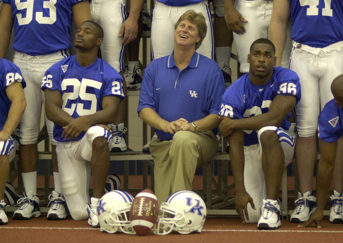 Quentin McCord (25) posed for a team photo in 2000 with head coach Hal Mumme and teammate Kenneth Grant, right. McCord died last month at age 42.