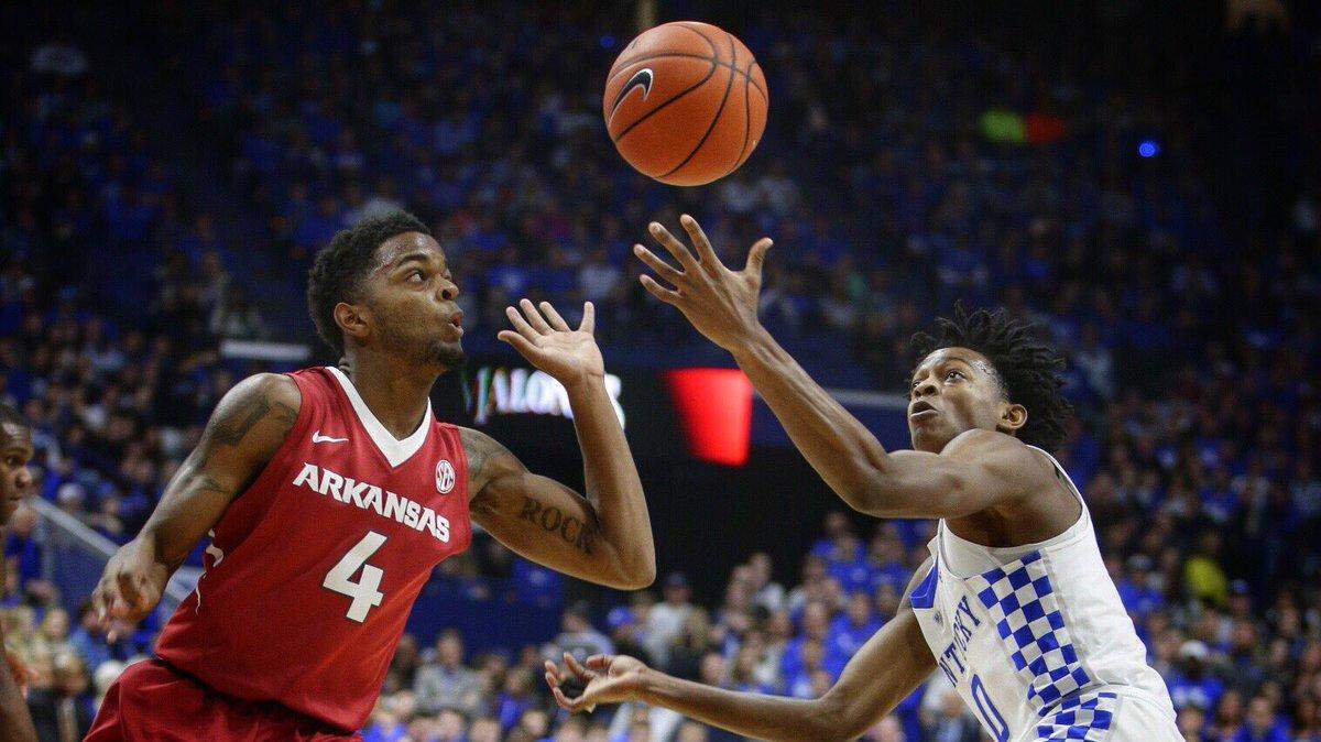 Arkansas' Daryl Macon and Kentucky's De'Aaron Fox tried to track down the basketball on Saturday night in Rupp Arena.