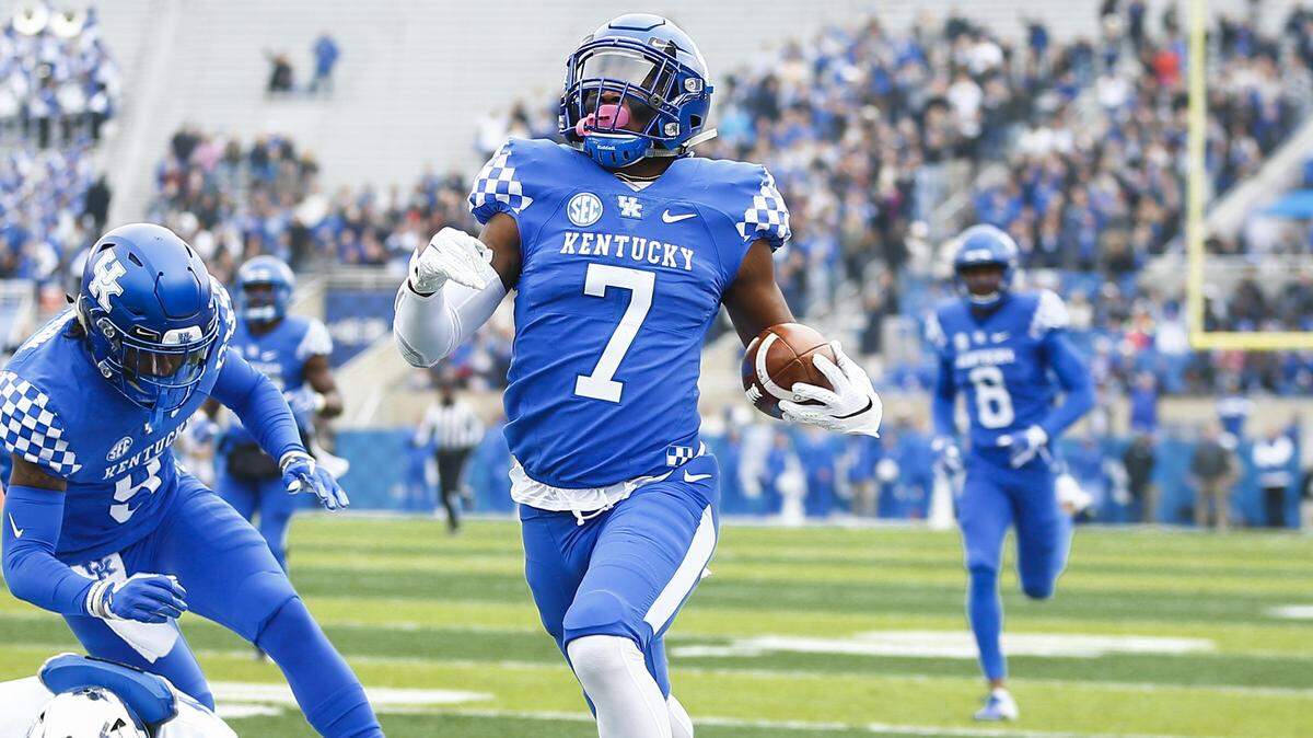 Kentucky senior safety Mike Edwards (7) returned an interception 66 yards for a touchdown on Middle Tennessee State’s first possession of the game at Kroger Field during the 2018 season.
