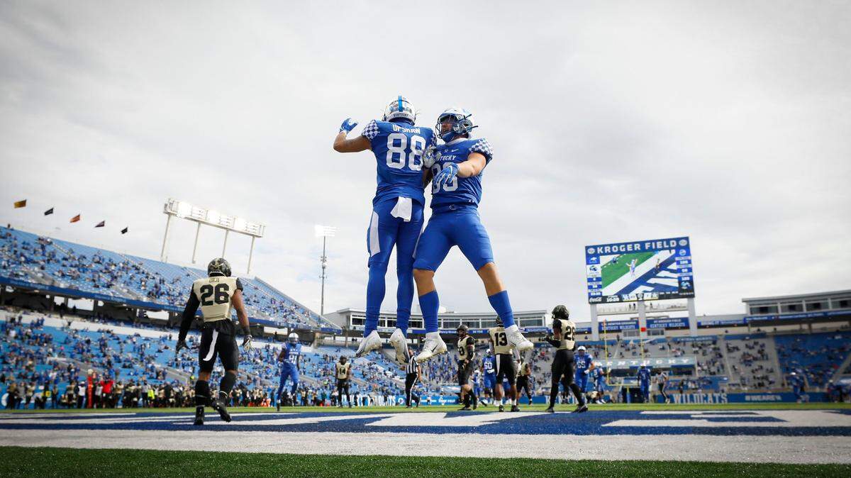 Kentucky tight ends Justin Rigg (83) and Keaton Upshaw (88) celebrated Upshaw’s touchdown during their game against Vanderbilt last season. UK will travel to Vanderbilt in 2021.