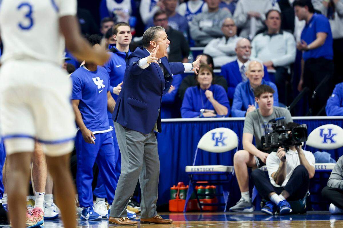 Kentucky head coach John Calipari shouts to his players during Wednesday’s game against Florida. Despite leading by as many as 10 points in regulation, UK lost to Florida in overtime.