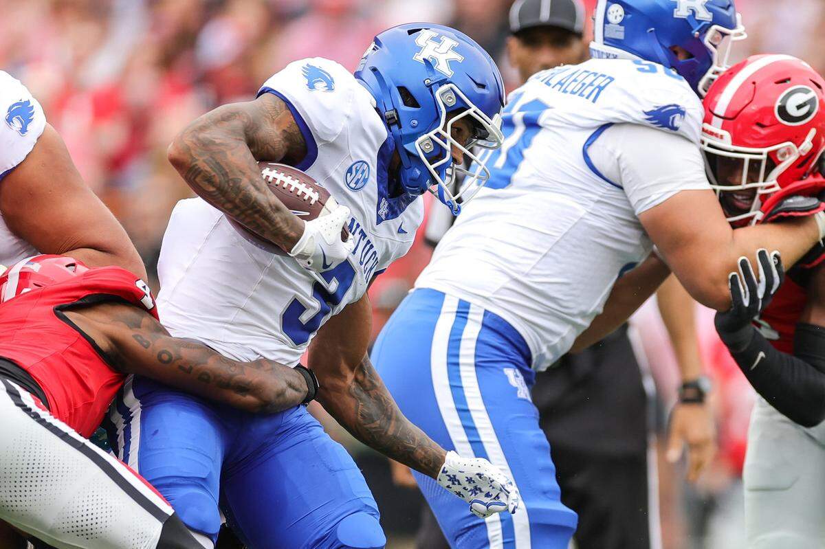 Kentucky running back Seth McGowan (3) runs the ball against Georgia on Saturday in Athens, Ga.