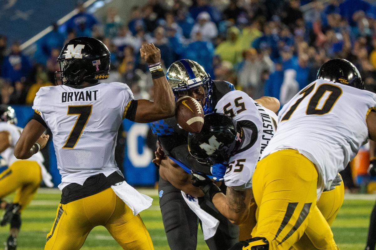 Kentucky defensive tackle Calvin Taylor (91) knocked the ball out of the hand of Missouri quarterback Kelly Bryant (7) during UK’s 29-7 win over the Tigers at Kroger Field two weeks ago.