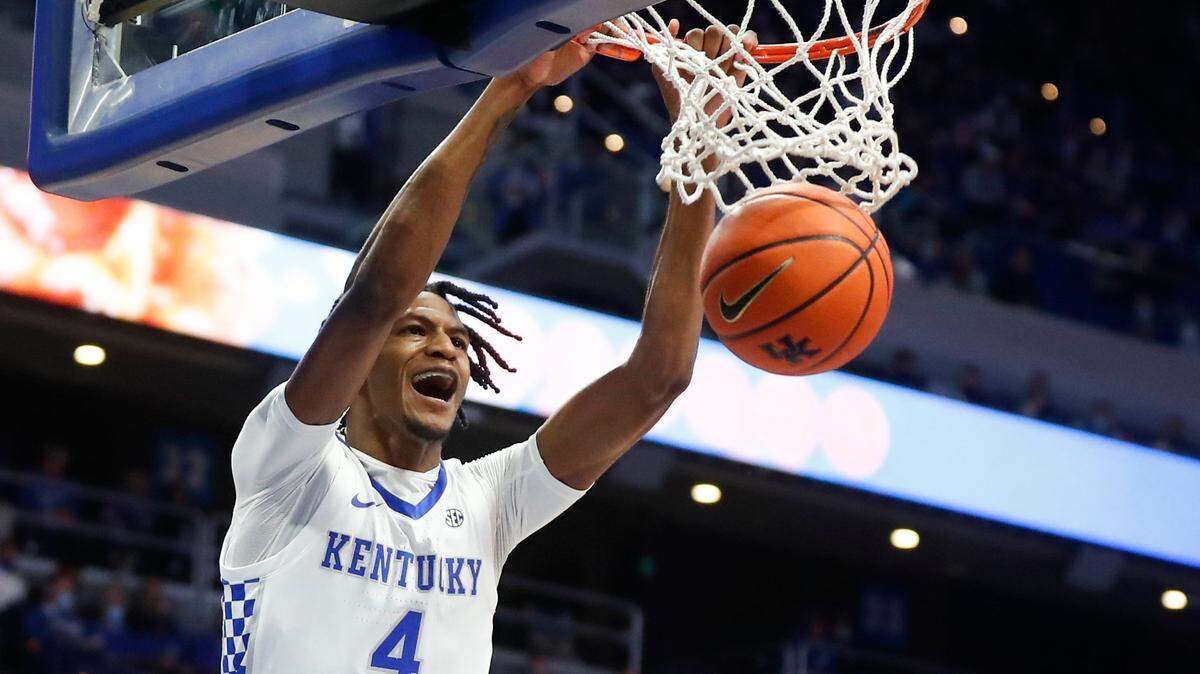 Kentucky forward Daimion Collins throws down a dunk against Robert Morris on Nov. 12, 2021.