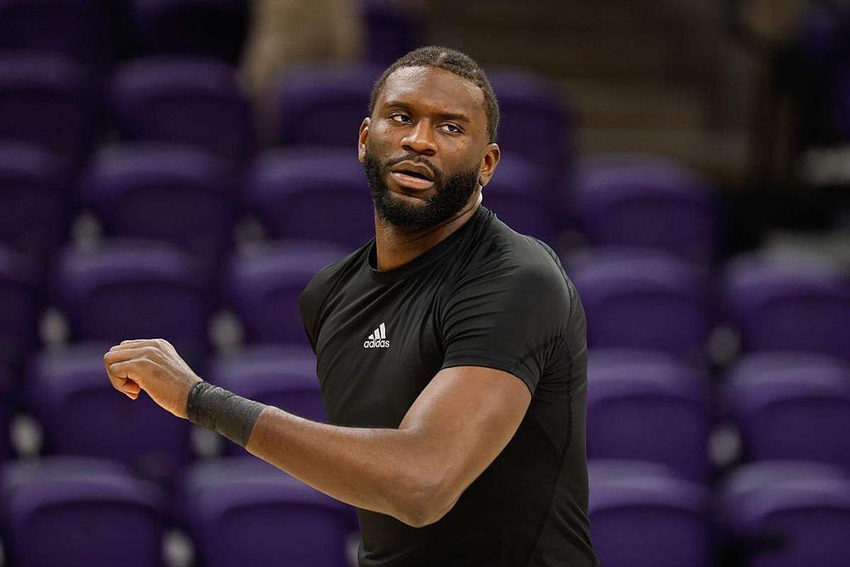 SEATTLE, WASHINGTON - JANUARY 14: Franck Kepnang #11 of the Washington Huskies warms up before the game against the Washington Huskies at the Alaska Airlines Arena on January 14, 2026 in Seattle, Washington. (Photo by Alika Jenner/Getty Images)