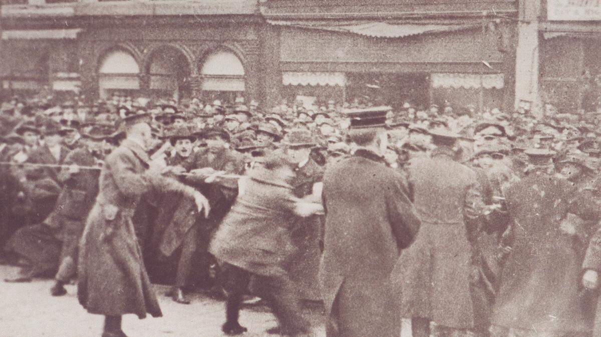 The Kentucky National Guard held back a lynch mob in front of the Lexington Courthouse on Feb. 9, 1920. Will Lockett, a black man, was later executed for the murder of a white girl.