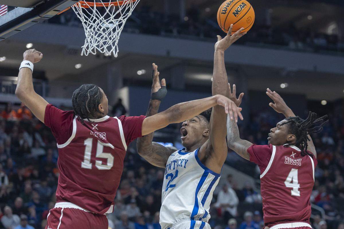 Kentucky’s Amari Williams (22) shoots between Troy’s Jackson Fields (15) and Myles Rigsby (4) in Milwaukee on Friday night. Williams finished with five points, 13 rebounds and four assists.