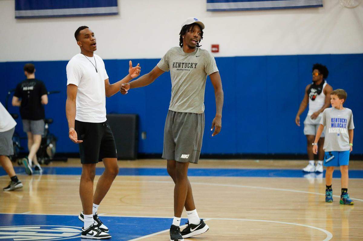 Kentucky centers Ugonna Onyenso, left, and Aaron Bradshaw will both be sidelined for a good portion of the offseason with foot injuries.