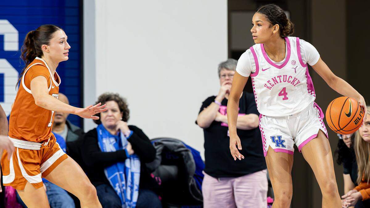 Freshman Lexi Blue (4) saw 15 minutes of action off the UK bench on Thursday night and contributed three points and one rebound.