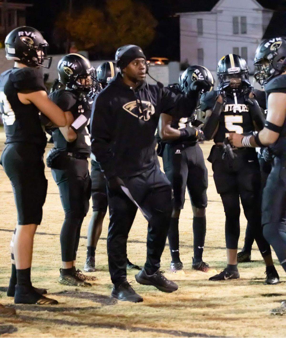 After going 14-19 in his first three seasons as Russellville Panthers head coach, former Kentucky Wildcats defensive back Mikie Benton has coached his high school alma mater to a 12-1 mark and a berth in the Class A state finals.