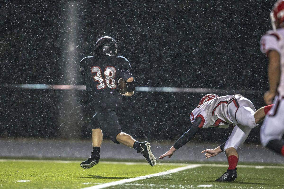 Harlan County’s Ben Landis runs the ball en route to a touchdown in a game against the Commodores.