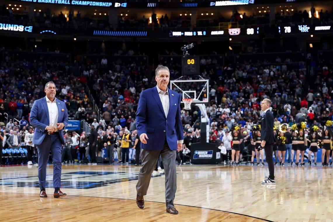 John Calipari leaves the court after the Kentucky Wildcats’ loss to Oakland in the first round of the NCAA Tournament in Pittsburgh on Thursday.