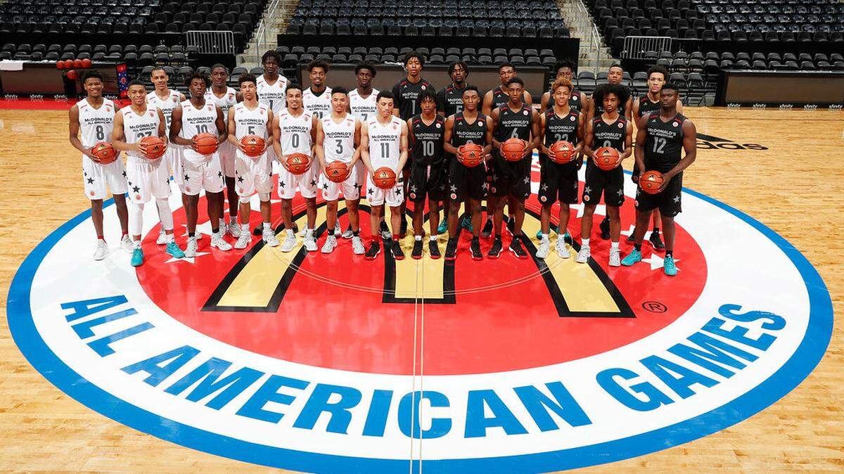 A group photo of this year's players in the McDonald's All-American Game.