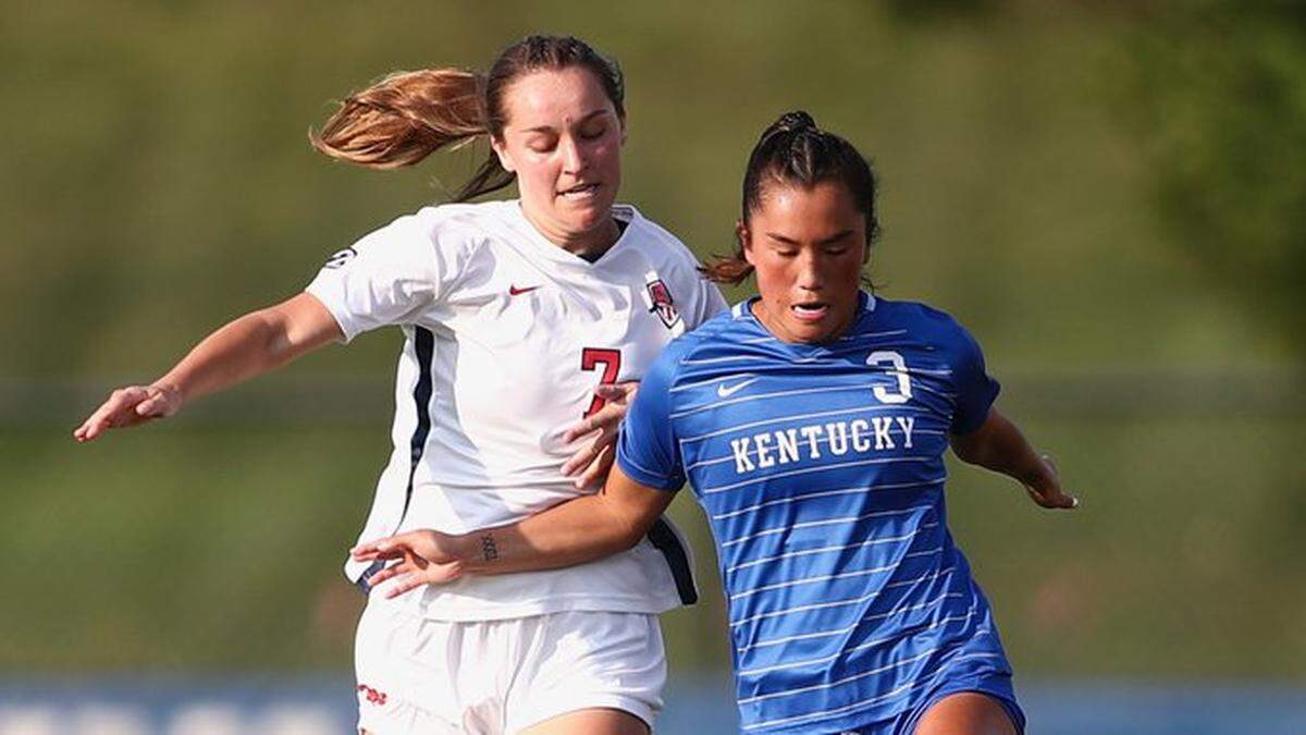 Kentucky’s Anna Young (3) battled Mississippi’s Jenna Kemp (7) during Friday night’s SEC opener in Lexington.