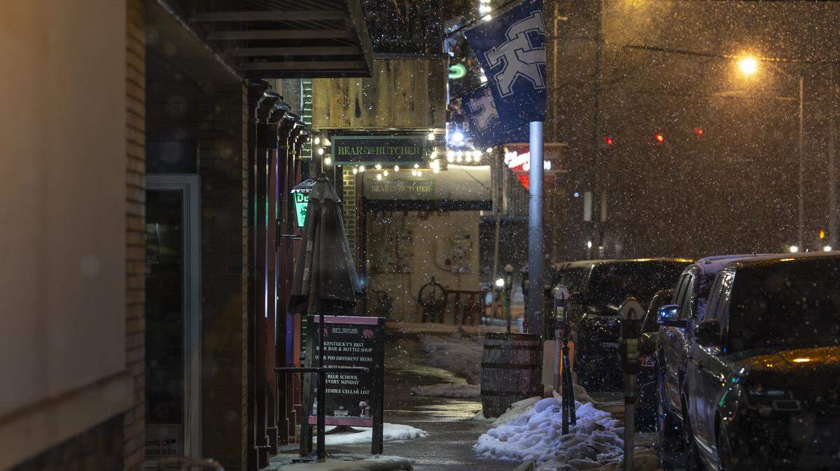 Snow falls in the Chevy Chase are of Lexington, Ky., on Tuesday, Feb. 3, 2026.