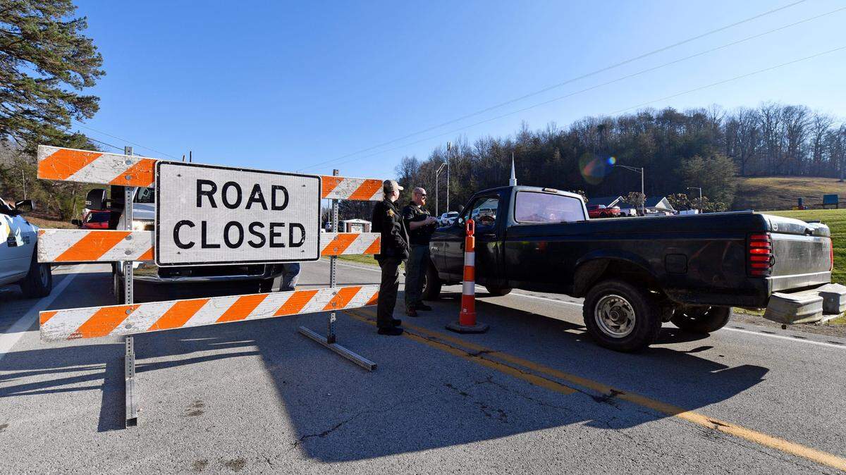 Rockcastle County Sheriffs stop vehicles at a roadblock leading into downtown Livingston, Ky., Thursday, Nov. 23 2023 in Livingston Ky. A CSX train derailed outside of Livingston prompting an evacuation of the town.