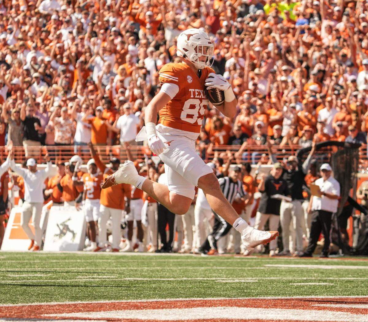 Texas tight end Gunnar Helm (85) scored a touchdown during the Longhorns’ 49-17 beatdown of Florida on Nov. 9 in Austin.