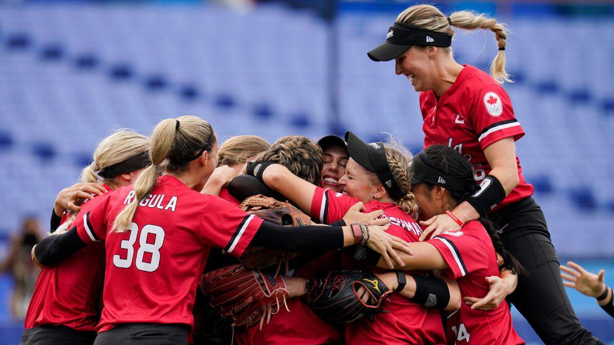 Canada’s players, including Larissa Franklin, right, celebrated after defeating Mexico in the bronze medal game at the Summer Olympics on Tuesday in Yokohama, Japan.
