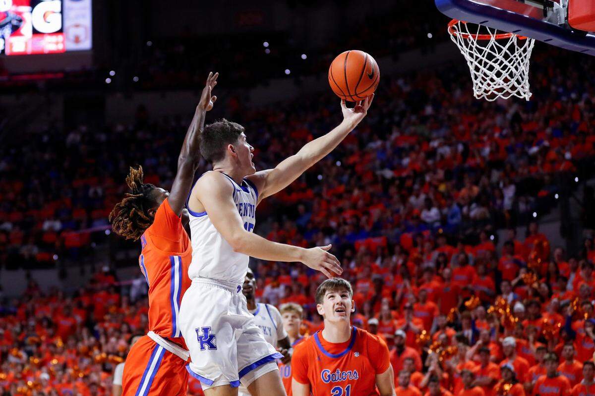 Kentucky’s Reed Sheppard (15) drives against Florida’s Denzel Aberdeen during Saturday’s game. Sheppard finished with 14 points, five rebounds and two assists and made several important free throws down the stretch.
