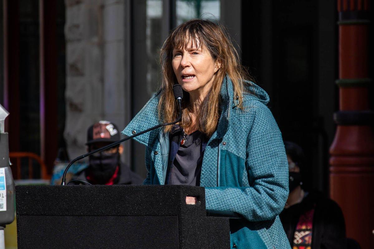Anita Courtney spoke at the podium during an event to dedicate a plaque to honor her husband, former Lexington council member Jake Gibbs, who died in 2020.