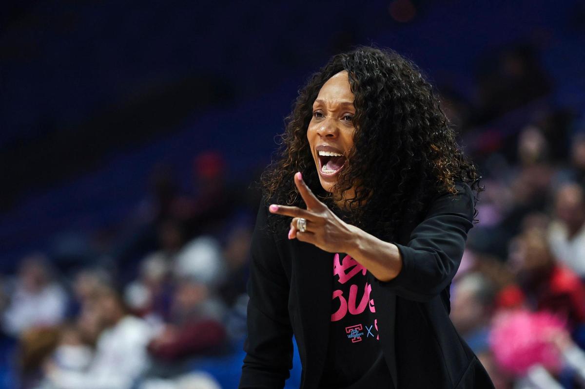 Like Kenny Brooks, Kyra Elzy went 9-1 in her first 10 games as Kentucky head coach in 2020-21.