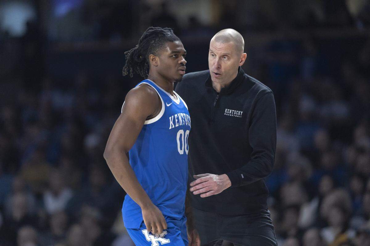 Kentucky Wildcats head coach Mark Pope talks to Kentucky Wildcats guard Otega Oweh (00) during a game against the Vanderbilt Commodores at Memorial Gymnasium in Nashville, Tenn., on Saturday, Jan. 25, 2025.