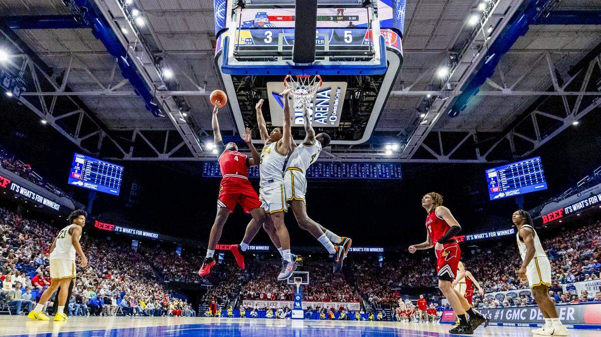 Great Crossing's Graham Swartz (4) goes in for a lay-up as St. X's Joshua Lindsay (5), center, and St. X's Jordan Jackson (4) try to block during the Cardinals 58-50 (OT) win over the Tigers in the finals of the 2026 UK HealthCare Boys' Basketball Sweet 16 state tournament, Saturday, March 21, 2026 at Rupp Arena in Lexington, Ky.