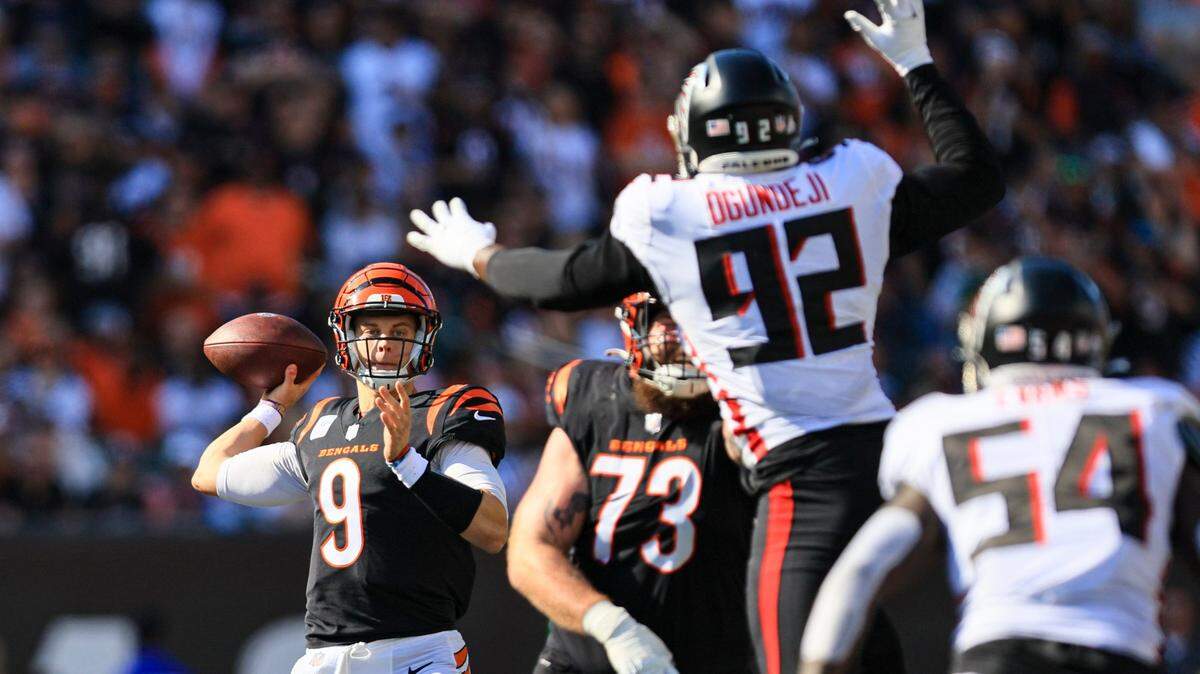 Cincinnati Bengals quarterback Joe Burrow (9) throws against the Atlanta Falcons in the second half of an NFL football game in Cincinnati, Fla., Sunday, Oct. 23, 2022. (AP Photo/Aaron Doster)