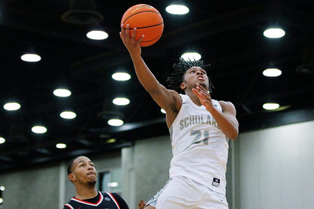 DJ Wagner is the focus of an ongoing recruiting battle between Kentucky and Louisville.