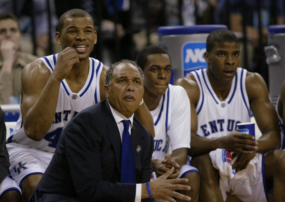 Chuck Hayes, left, and teammates Rajon Rondo and Kelenna Azubuike, right, joined head coach Tubby Smith on the bench during a game in 2005.