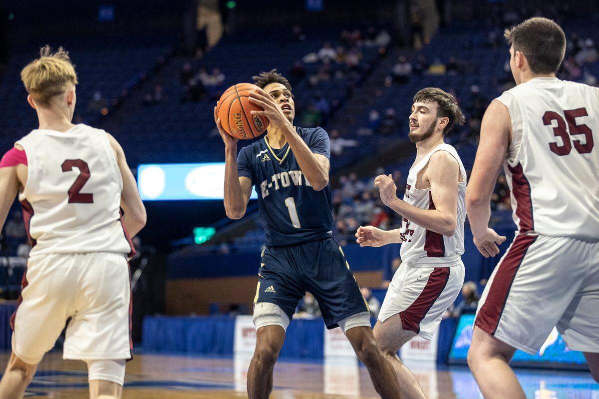 Elizabethtown’s Alandre Murphy (1) looks to shoot during the Panthers’ opening-round win over Knott County Central on Wednesday.