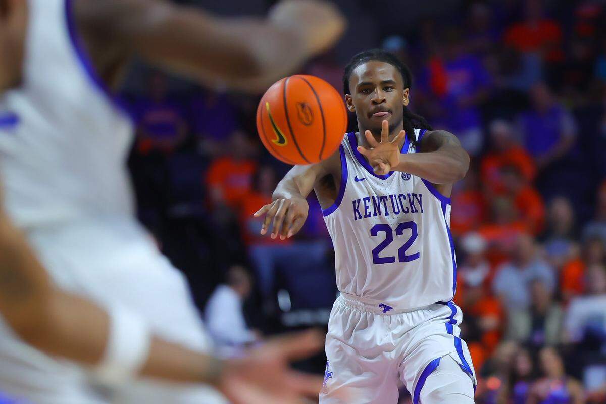 Cason Wallace passes the ball during Kentucky’s game against Florida.