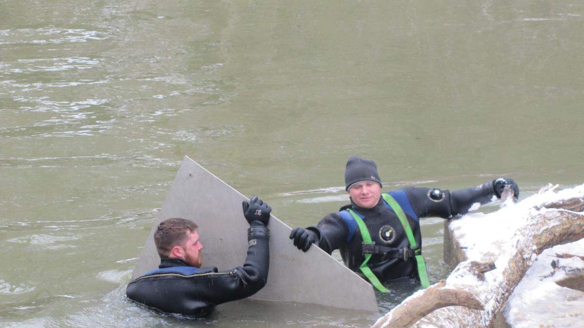 Two divers from Allied Technical Services in Cincinnati worked to clear debris that had blocked the water intake of the City of Cumberland, in the Poor Fork of the Cumberland River. The divers are left Carey Buchwald and Cameron Lambert.  The city has been without water service for several days because of problems. 2/24/2015 photo by Bill Estep