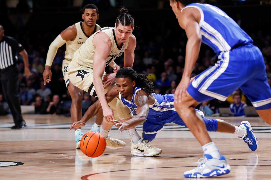 Kentucky’s Cason Wallace (22) dives on the floor for a loose ball against Vanderbilt’s Quentin Millora-Brown (42) during Tuesday’s game at Memorial Gymnasium in Nashville.