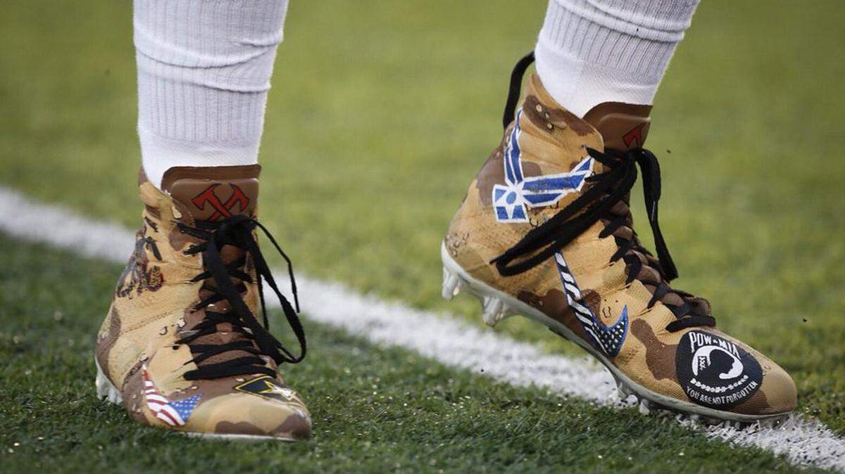 ‘My favorite game of the year.’ Kash Daniel sports camo cleats on UK’s Heroes’ Day.