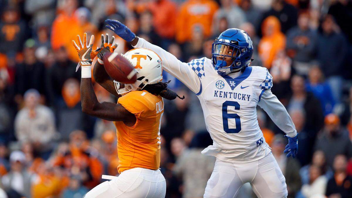 Kentucky cornerback Lonnie Johnson knocked down a pass intended for Tennessee wide receiver Marquez Callaway during the first half in Knoxville.